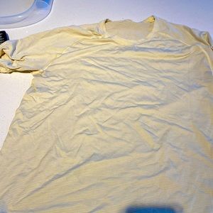 Lulu banana colored metal vent tech shirt large